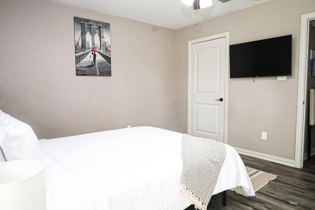 Comfy Two-Bedroom Apartment In Арлингтън Екстериор снимка